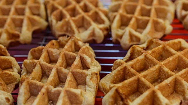 Plusieurs stands vendent aussi des gaufres de Liège, plus consistantes que les Bruxelloises. Photo Francis Kittler
