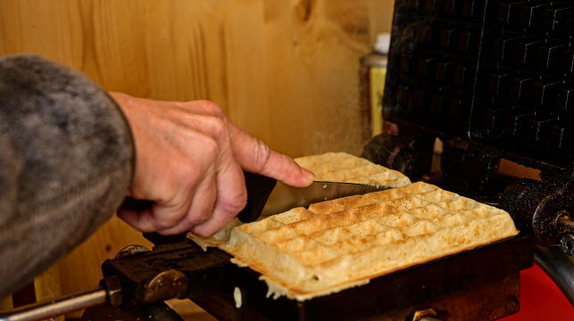 Préparation d’une gaufre au chalet de Marcel Wettel, place de la Réunion, où on assure ne pas souffrir de la concurrence de la nouvelle star du marché. Photo Francis Kittler